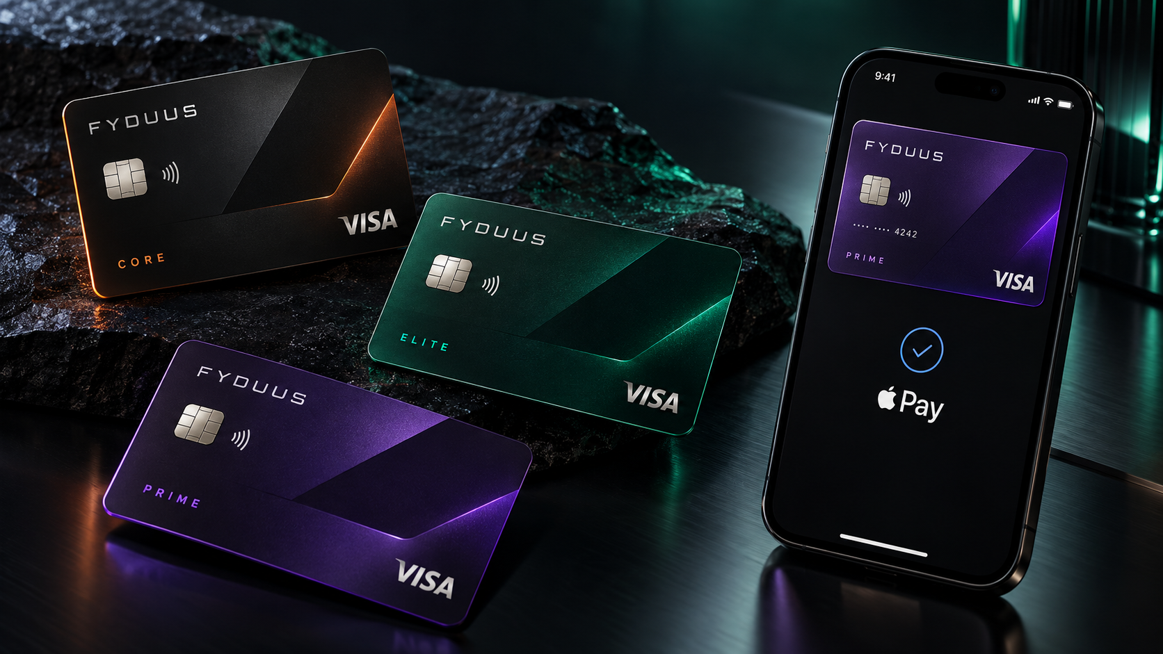 Trois cartes Visa FYDUUS Core, Elite et Prime avec un smartphone affichant Apple Pay